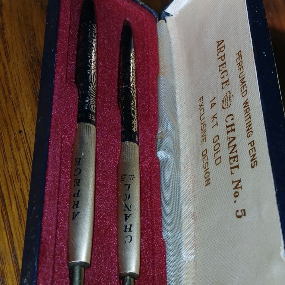 CHANEL 1950 perfumed 14GP Gold and Black Pen Set in original box.